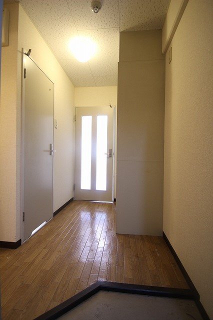 玄関　同物件別号室の写真です。