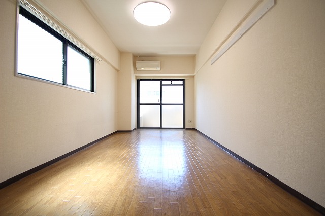 居室・リビング　同物件別号室の写真です。