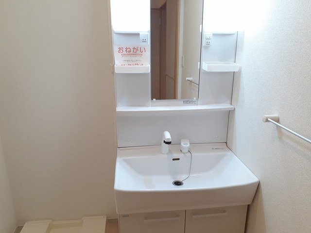 洗面設備　明るい洗面所です