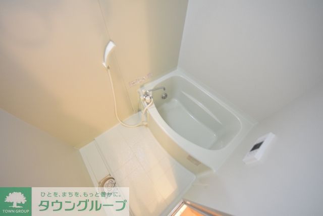 バス・シャワールーム　経済的な追い焚き機能付きです。