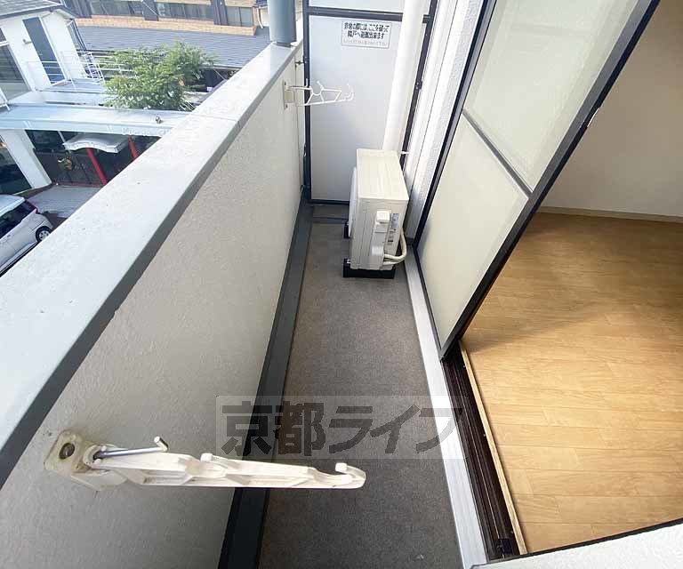 バルコニー　物干しざおが置けます。