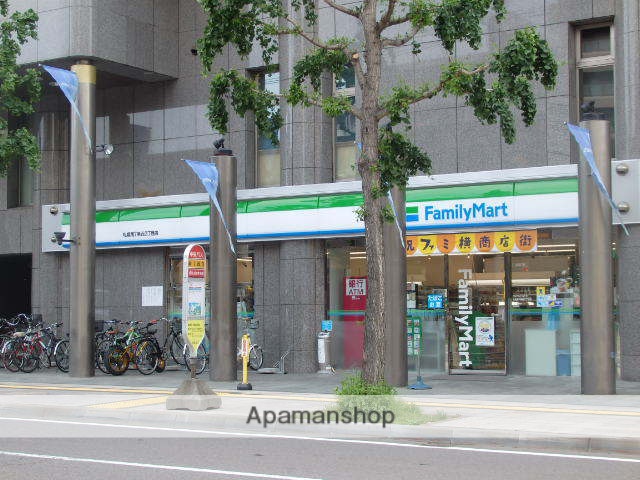 コンビニ　ファミリーマート（コンビニ）まで300m