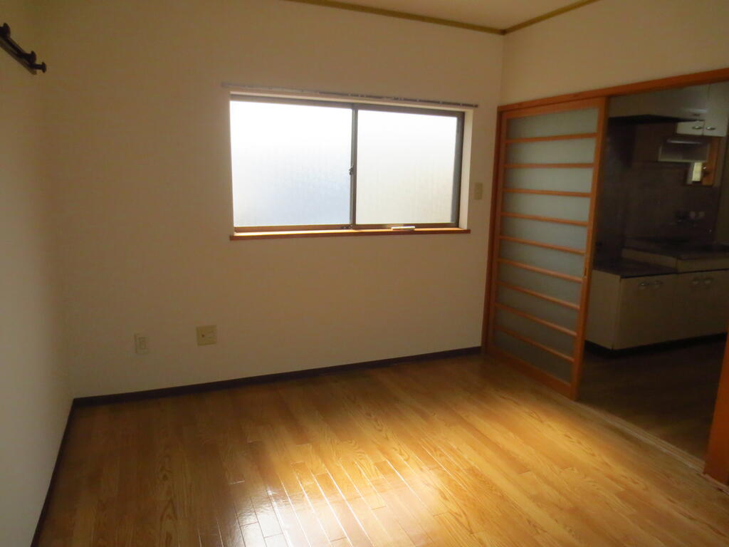 居室・リビング　南面、北面に窓あり。換気しやすい！