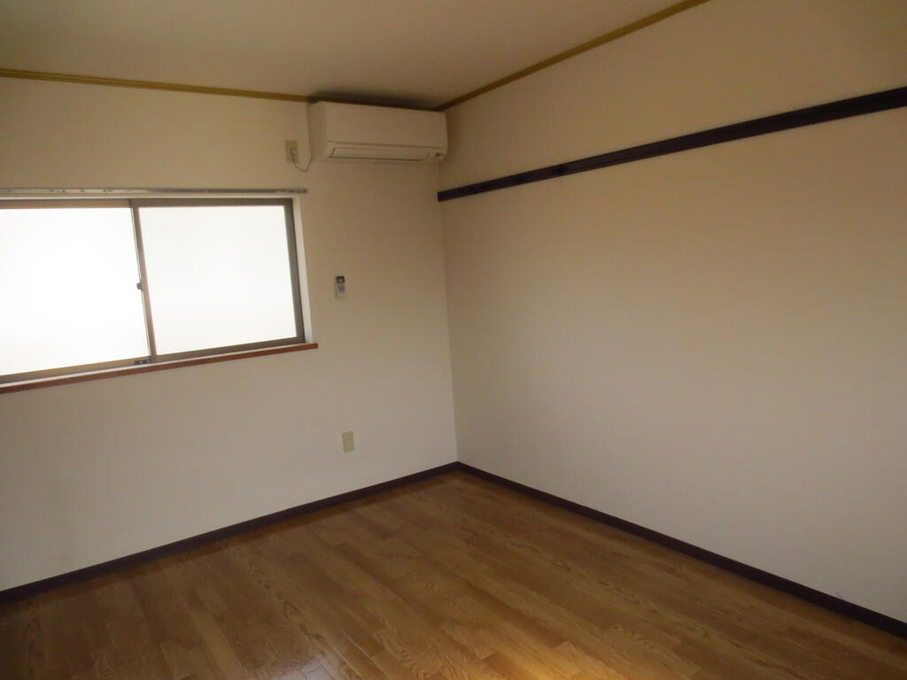 居室・リビング　南面、北面に窓あり。換気しやすい！