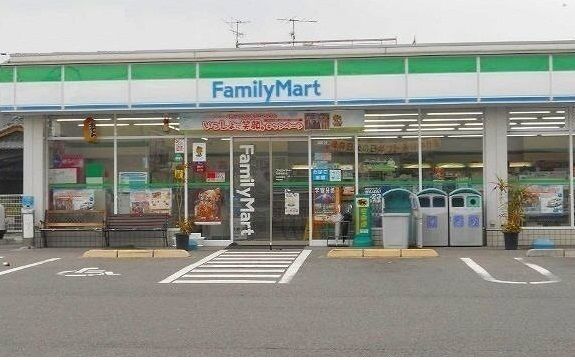 コンビニ　ファミリーマート（コンビニ）まで650m