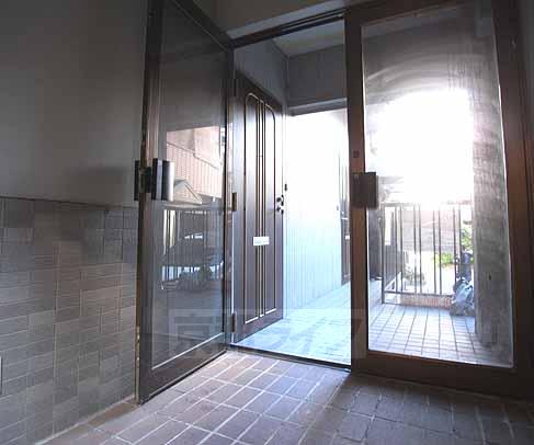 エントランス　広めのエントランスです