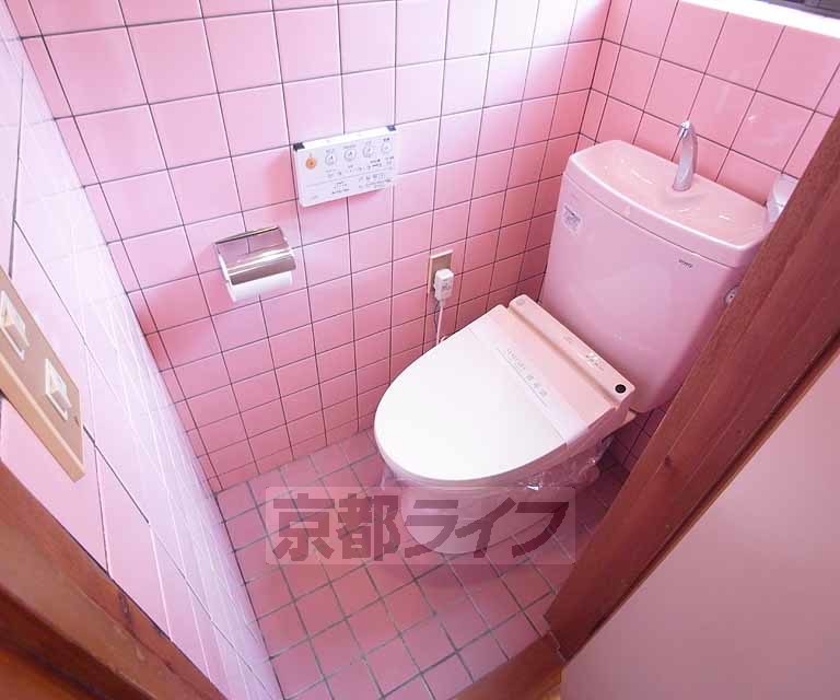 トイレ　トイレに窓付き、温水洗浄便座取り付け済み