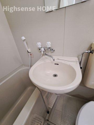 洗面設備　明るい洗面所です