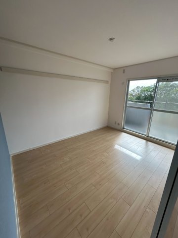 その他部屋・スペース　開放的な寝室です