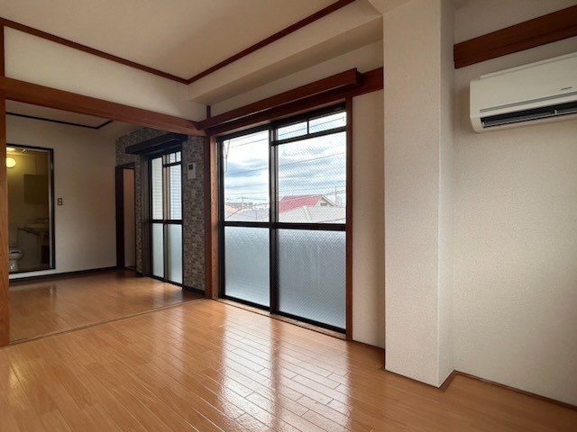 居室・リビング　ワイドなダイニング　奥は洋室6帖