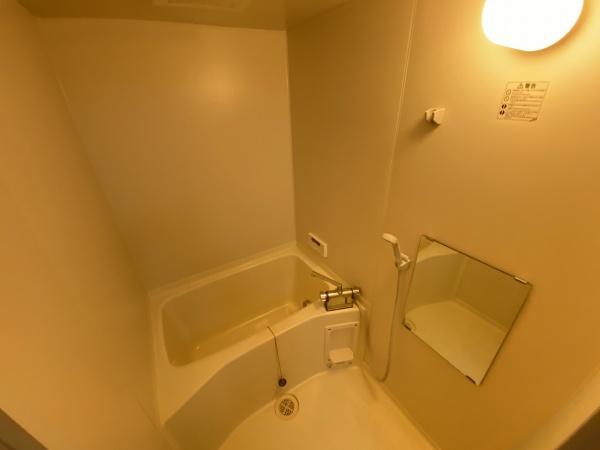 バス・シャワールーム　追い焚き機能付きバス！