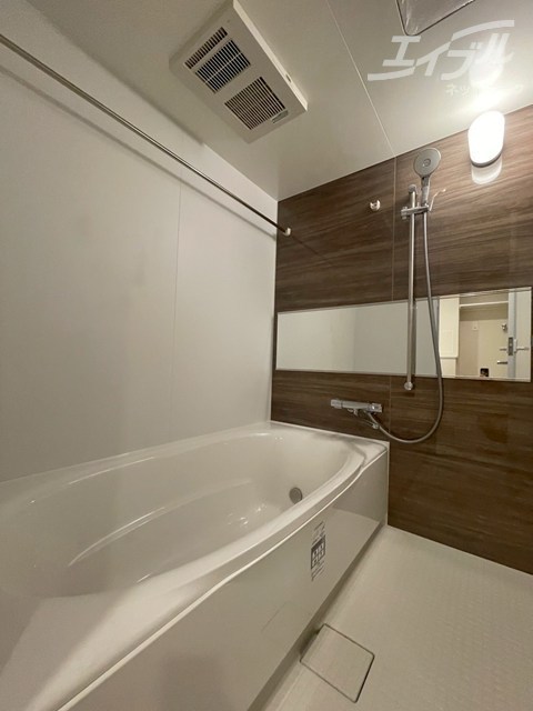 バス・シャワールーム　浴室乾燥機付きお風呂になります