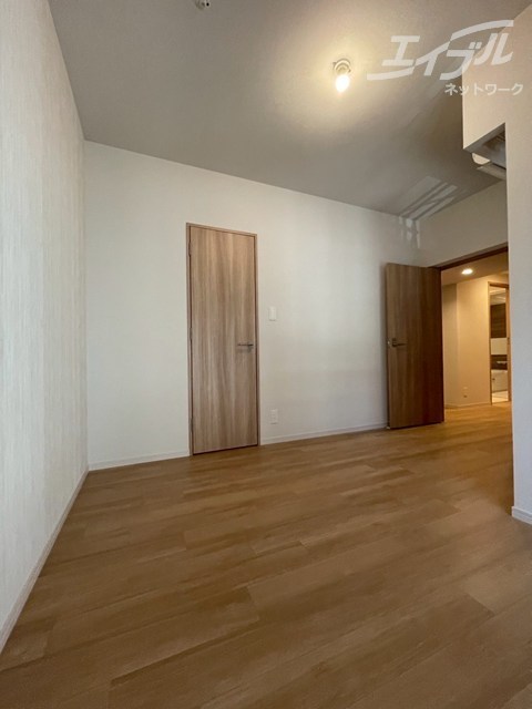 居室・リビング　約６．５帖の洋室です