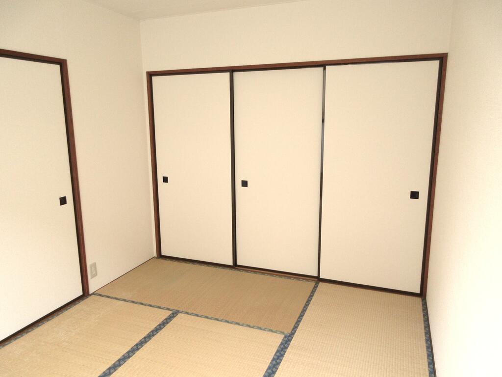 居室・リビング　和室６帖（収納側）、正面一番左の襖は出入口