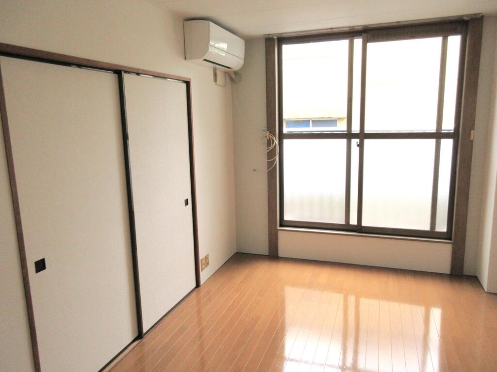 居室・リビング　西側洋室６帖