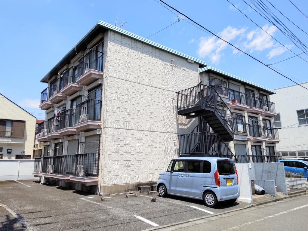 建物外観　鉄道４路線利用可、コンビニ徒歩２分、飲食店も周囲にいろいろ