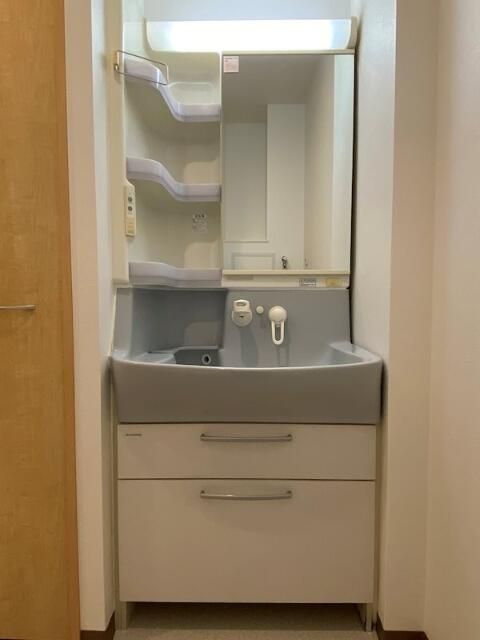 洗面設備　ゆったりとスペースのある洗面所