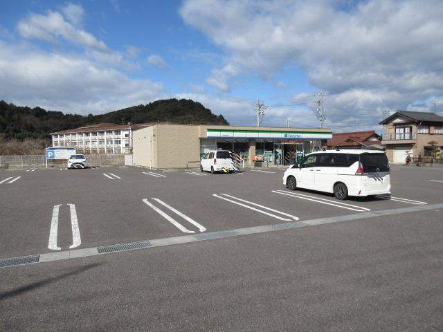 コンビニ　ファミリーマート（コンビニ）まで100m