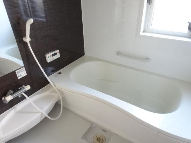 バス・シャワールーム　窓があって明るいバスルームです