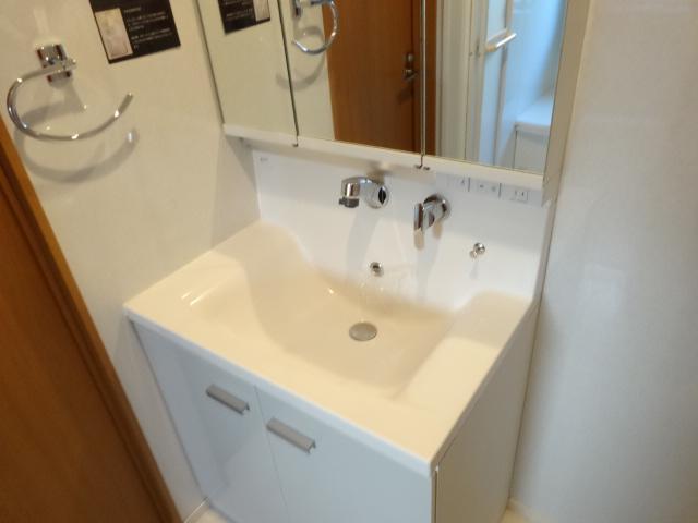 洗面設備　便利な大きな鏡