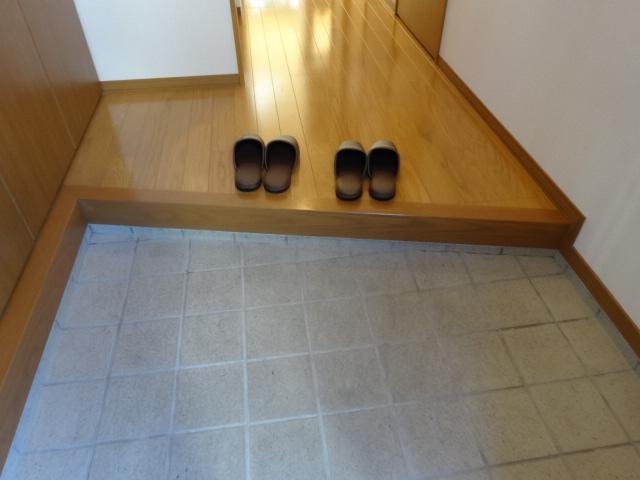 玄関　靴を沢山収納できる下駄箱があります