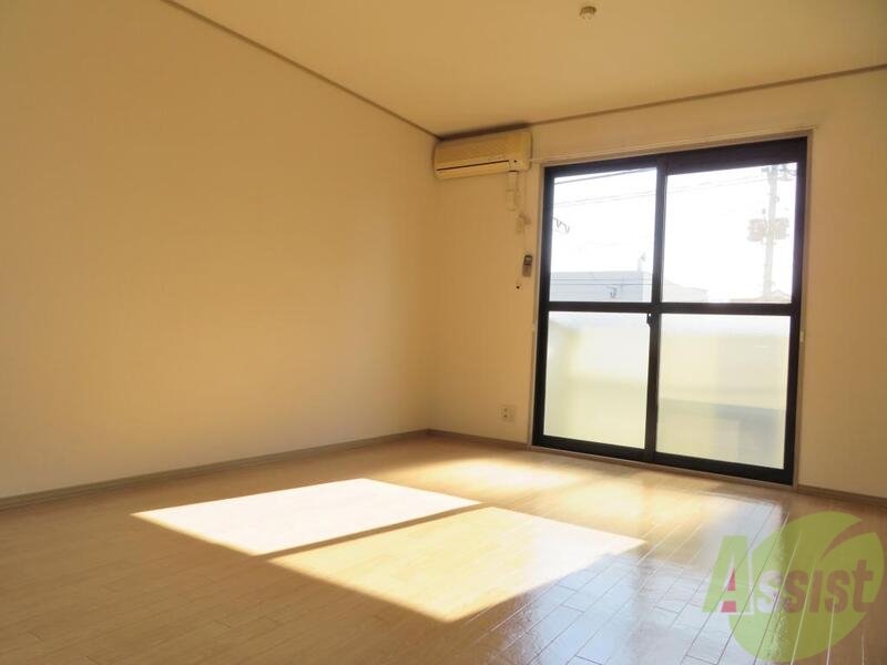 居室・リビング　大きな窓から入る日差しが暖かいお部屋です。