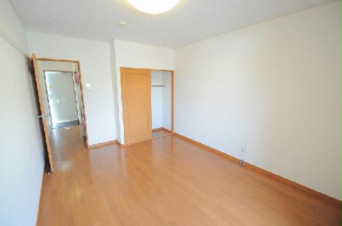 居室・リビング　１階はフローリング、２階以上はカーペットになります。