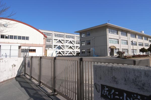 小学校　福知山市立成仁小学校（小学校）まで1119m