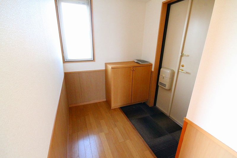 玄関　写真は類似です。