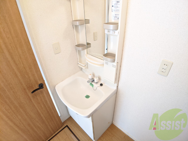 洗面設備　キレイで使い勝手が良さそうな洗面台です。