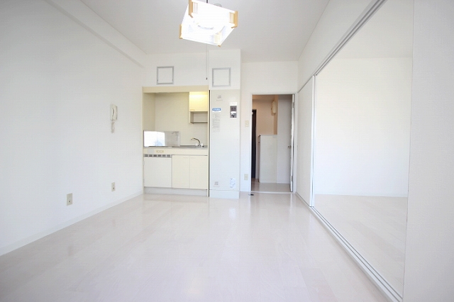 居室・リビング　同物件別号室の写真