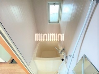 バス・シャワールーム　浴室には換気用の窓があります