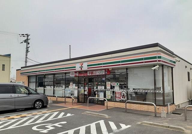 コンビニ　（コンビニ）まで800m