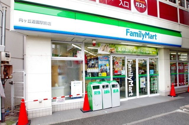 コンビニ　ファミリーマート（コンビニ）まで578m