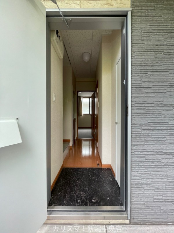 玄関　※別部屋参考写真