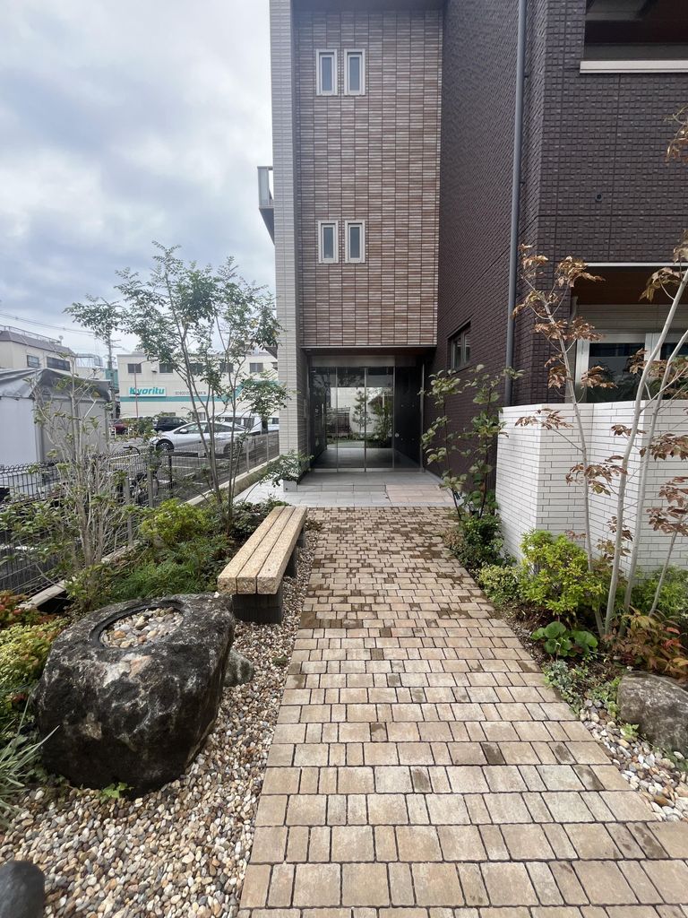 エントランス　植栽のきれいなエントランス入り口です。