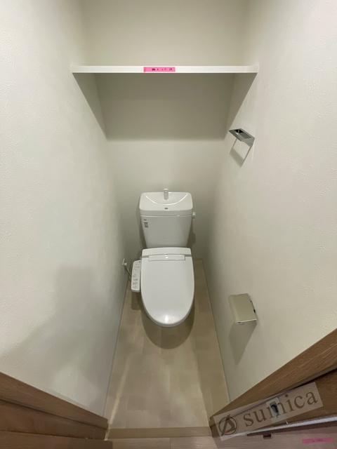 トイレ　人気アイテムの温水洗浄便座。清潔感のあるトイレです。