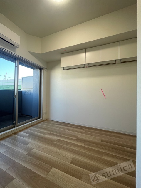 バルコニー　内装は落ち着いています。おおきな窓で明るさを演出。