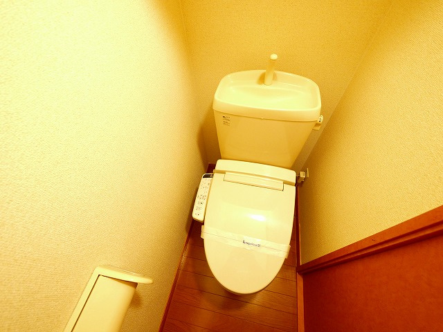 トイレ　落ち着いた色調のトイレです