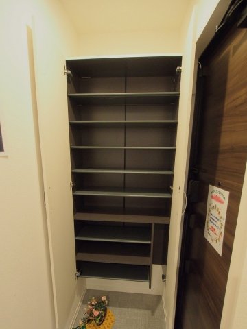 【メゾン・ド・ソレイユの玄関】