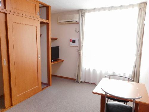 居室・リビング　カーテンやテーブル、テレビも備え付けです