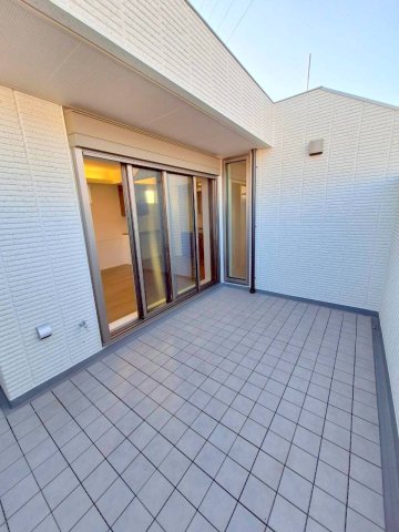 バルコニー　ゆとりある広さのバルコニー