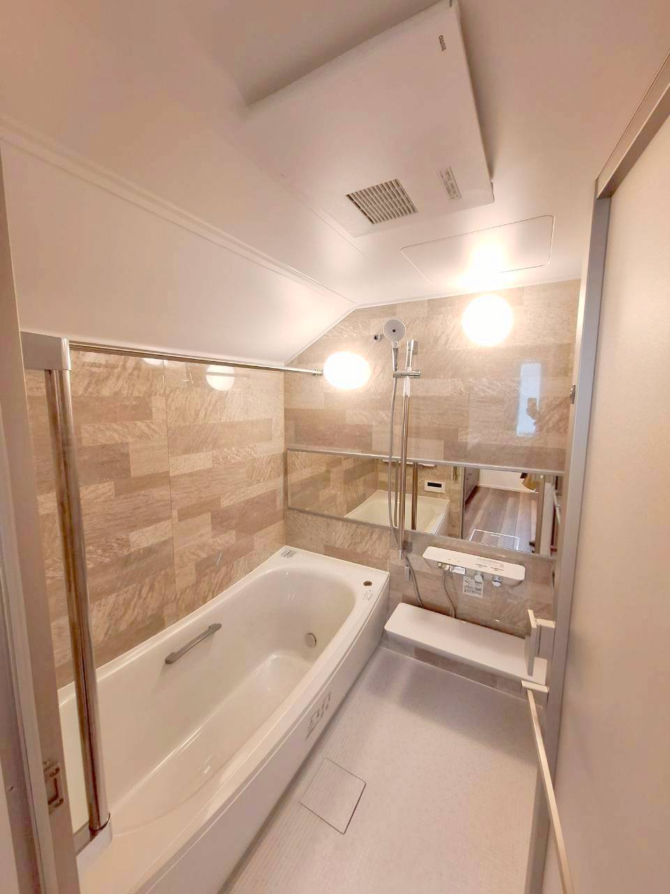 バス・シャワールーム　追焚・浴室乾燥機付き♪一坪サイズのゆったりバス