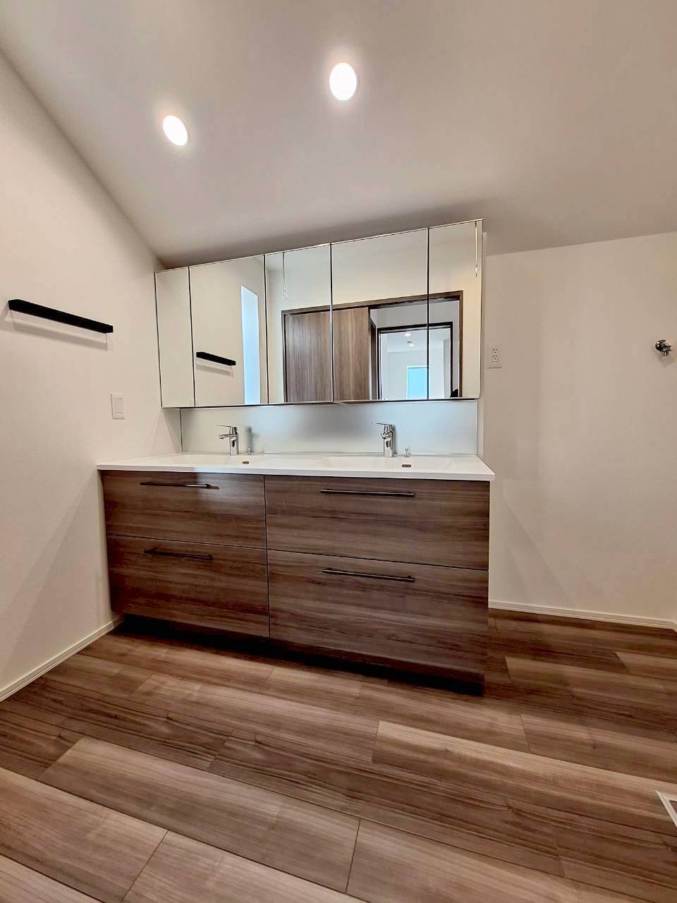 洗面設備　嬉しい２ボウルの洗面カウンター