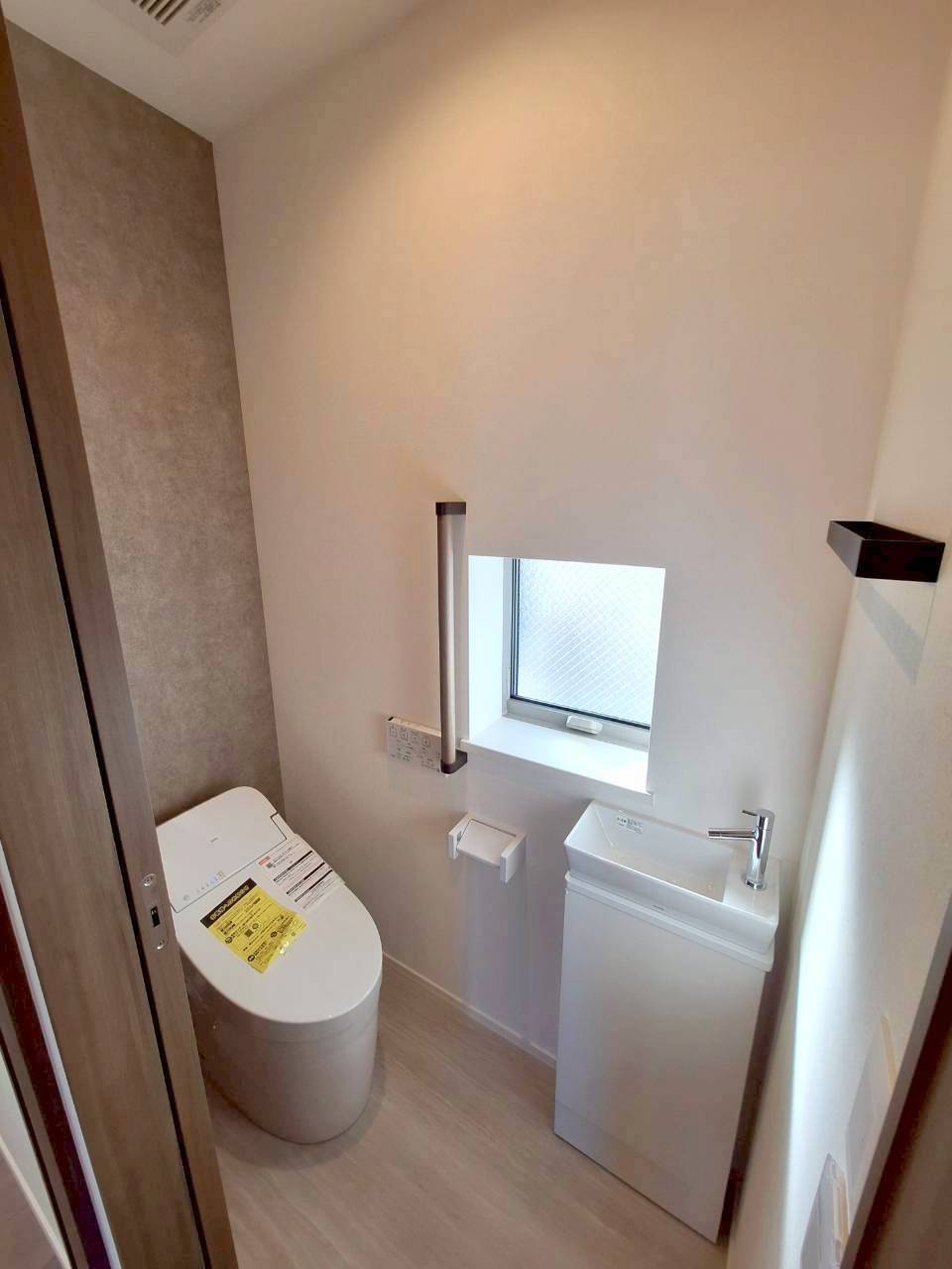 トイレ　温水洗浄便座付きタンクレストイレ♪２階のトイレです