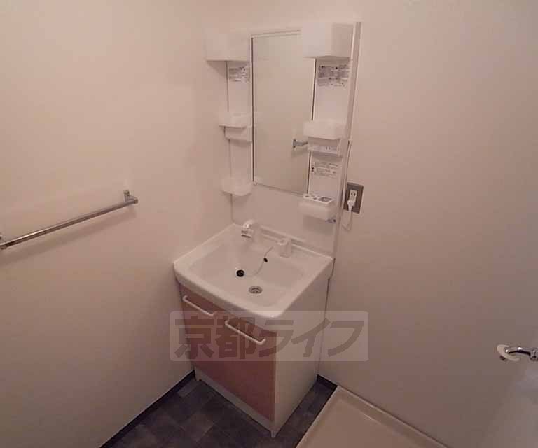 洗面設備　キレイ目洗面台。