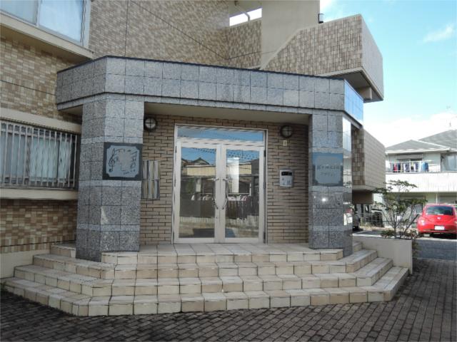 エントランス　外観タイル張りのエントランス！