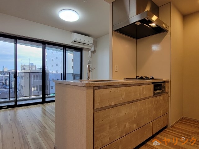 キッチン　お部屋の階数によって床、設備、建具の色が異なります