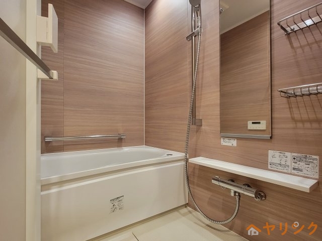 バス・シャワールーム　お部屋の階数によって床、設備、建具の色が異なります