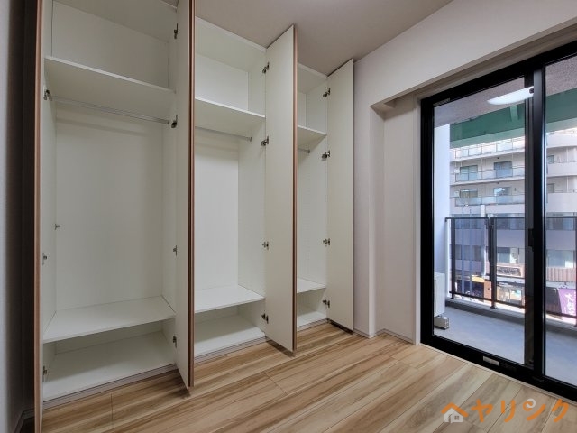 収納　お部屋の階数によって床、設備、建具の色が異なります